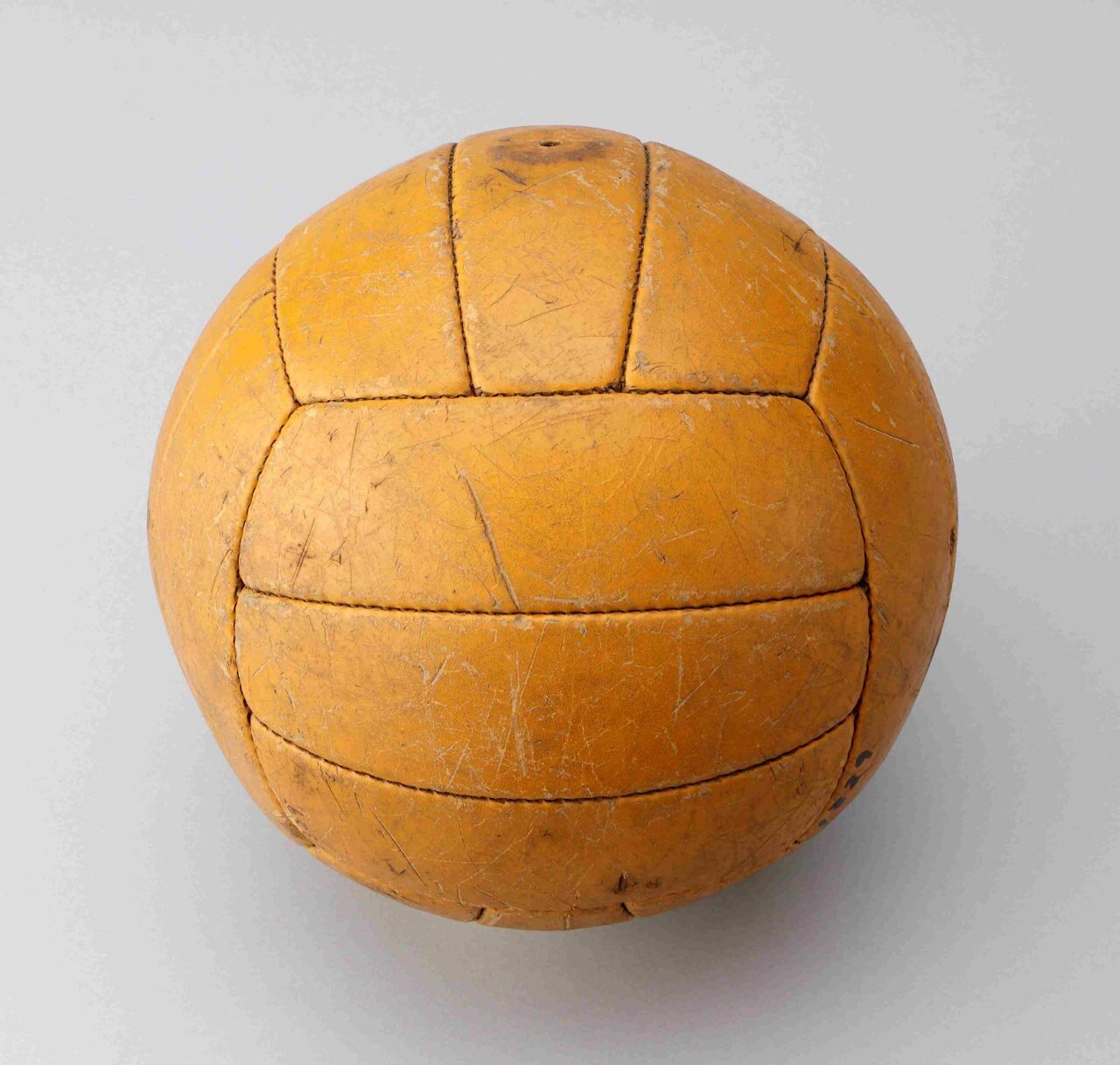 1964年東京大会 サッカー公式球（晴天用・雨天用） | 東京2020